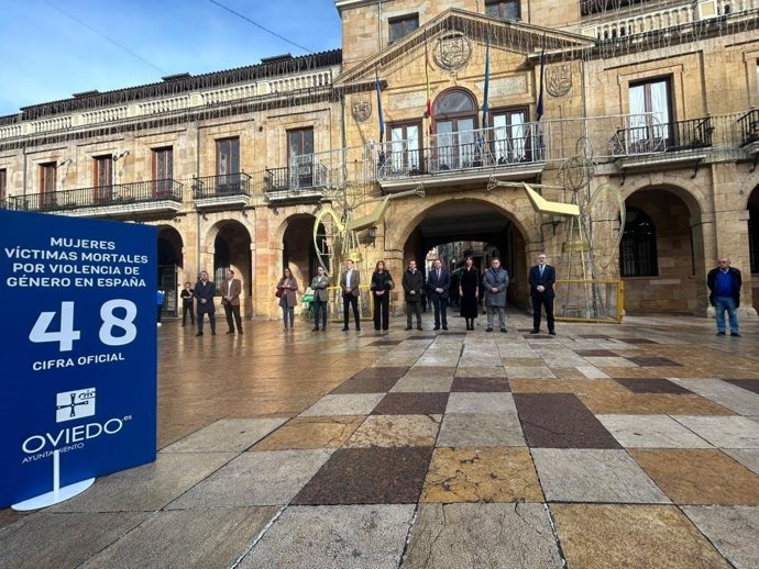 La corporación local del Ayuntamiento de Oviedo guarda un minuto de silencio por las últimas mujeres víctimas de violencia de género en España.