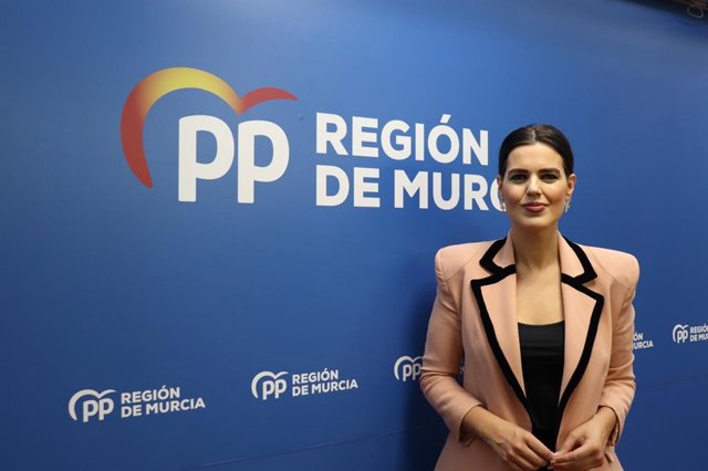 Miriam Guardiola (PP): "Vélez presume de algo que llega tarde, mal y con frecuencias mínimas" 