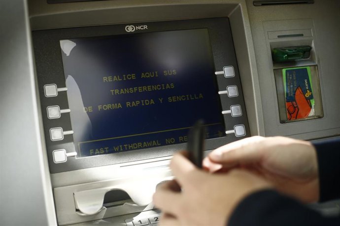 Archivo - banco, bancos, entidades financieras, comisión, comisiones, cajero, consumo, consumir, cajeros, sacar dinero, sacando dinero