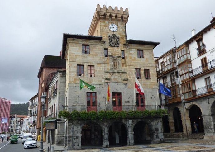 Archivo - Fachada del Ayuntamiento de Castro Urdiales