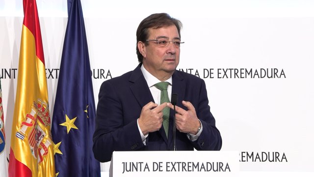 El presidente de la Junta de Extremadura, Guillermo Fernández Vara, en rueda de prensa para hacer balance de 2022