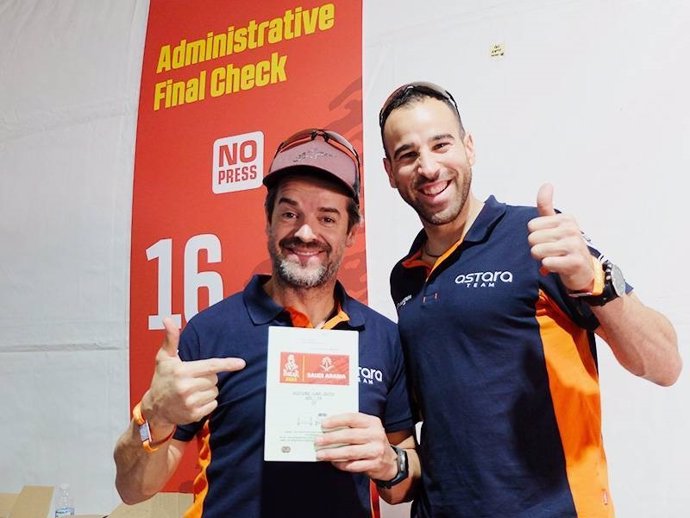 Carlos Checa junto a su copiloto Marc Solá tras superar las verificaciones técnicas para el Rally Dakar 2023