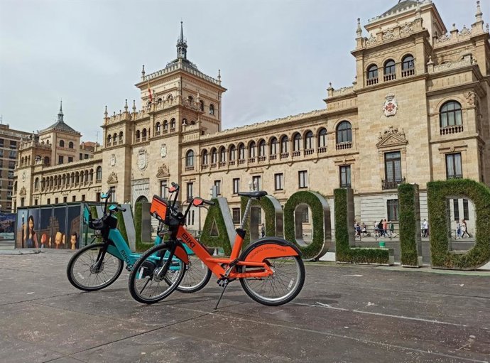 Bicicletas eléctrica y mecánico del nuevo servicio de préstamo de Valladolid.