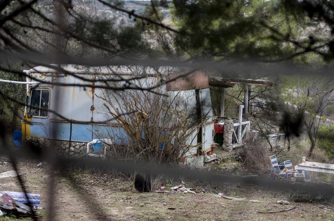 Caravana dentro de la finca donde han hallado los cadáveres de una pareja presuntamente asesinada, a 29 de diciembre de 2022, en Brea de Tajo, Madrid (España). 
