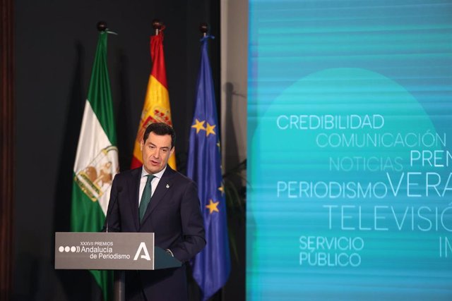 El presidente de la Junta, Juanma Moreno, en su intervención para cerrar el acto de entrega de los XXXVII Premios Andalucía de Periodismo. (Foto de archivo).