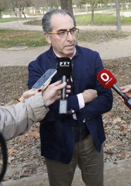 El edil de Infraestructuras y Comercio del Ayuntamiento de Córdoba, Antonio Álvarez, atiende a los medios.