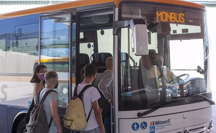 Archivo - Viajeros subiéndose a un autobús de la compañía Mobus.