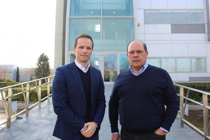 El director general de Universidades, Investigación e Innovación, Ricardo Cuevas, en una visita que ha realizado al Parque Científico y Tecnológico de Castilla-La Mancha, con su director, Agustín Moreno.