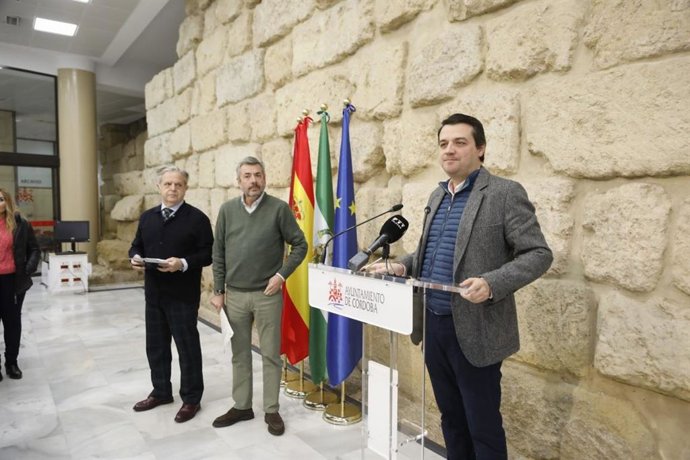 El alcalde de Córdoba, José María Bellido (dcha.), junto al presidente de Aucorsa, Miguel Ángel Torrico (centro), y el teniente de alcalde de Hacienda, Salvador Fuentes, en rueda de prensa.