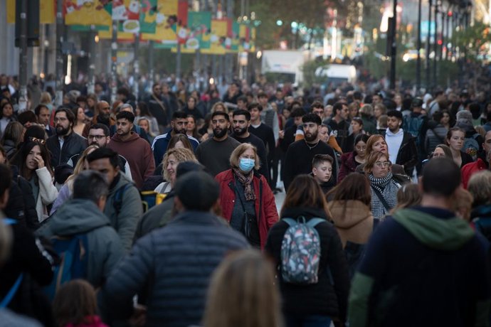 Varias personas realizan sus compras navideñas en la avenida de la Puerta del Ángel, a 9 de diciembre de 2022, en Barcelona, Catalunya (España). El Consorci Turisme de Barcelona este año ha querido posicionar la capital catalana como un destino caracter