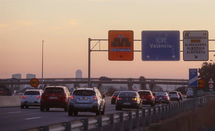 Vista de la autovía V-21 en Valencia, a 28 de diciembre de 2022, en Valencia, Comunidad Valenciana (España). El carril servicio del Bus-VAO es el primer servicio para vehículos de alta ocupación de la Comunidad Valenciana. Solo podrá ser utilizado por l