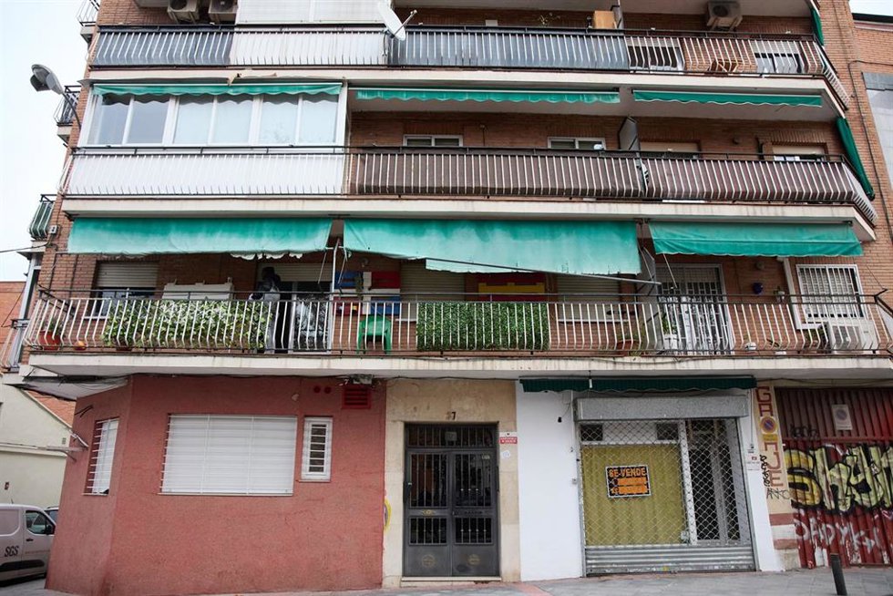 Fachada de la vivienda donde han hallado muerta a una joven de 20 años, a 29 de diciembre de 2022, en Madrid (España). Una joven de 20 años ha sido hallada muerta en su domicilio de Puente de Vallecas esta pasada noche del 28 de diciembre, con heridas de