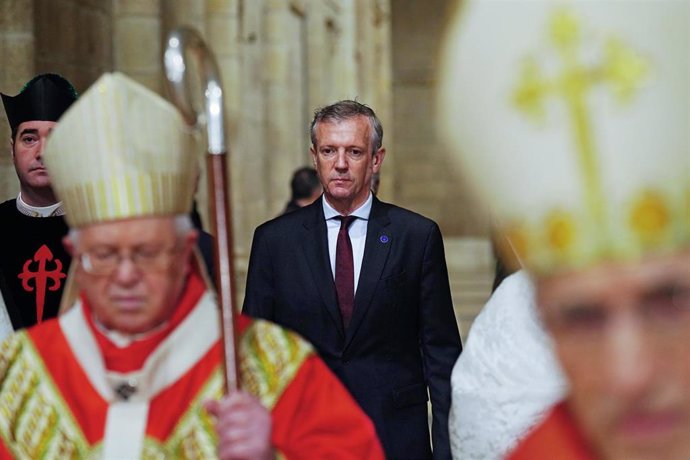 O presidente da Xunta, Alfonso Rueda, á súa chegada ao acto de Translación dos Restos do Apóstolo na catedral de Santiago de Compostela.