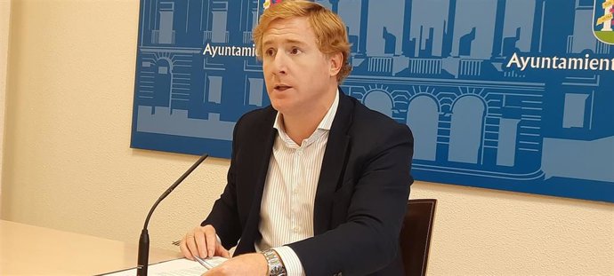 El alcalde de Badajo, Ignacio Gragera, ofrecen una rueda de prensa