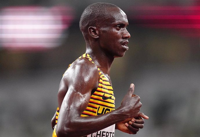 Archivo - El atleta ugandés Joshua Cheptegei, en la prueba de 10.000 metros de los Juegos de Tokio. 