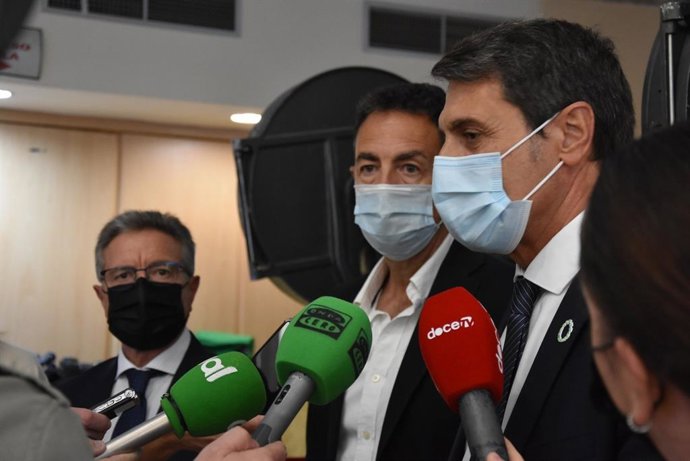 Archivo - El delegado del Gobierno de España en Andalucía, Pedro Fernández, atiende a los medios en Baza, en imagen de archivo