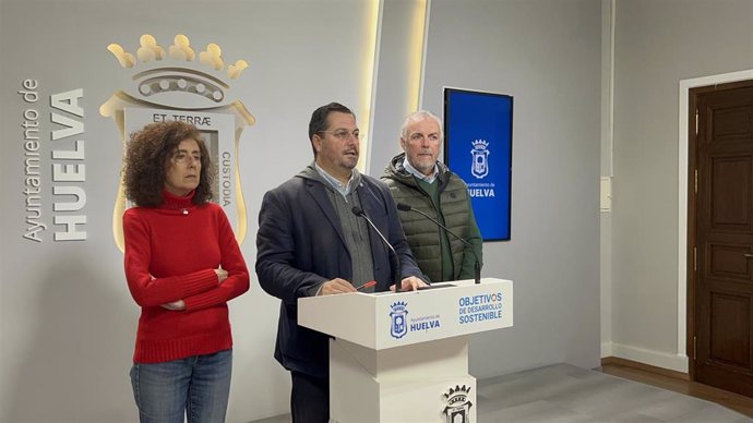 El portavoz del PP en el Ayuntamiento de Huelva, Jaime Pérez, junto a otros miembros de la formación.