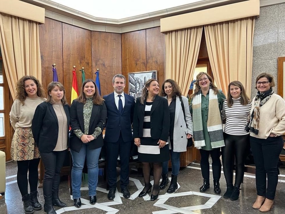 El alcalde, Julio Millán, con el equipo redactor del I Plan de la Comunidad Gitana de la Ciudad de Jaén