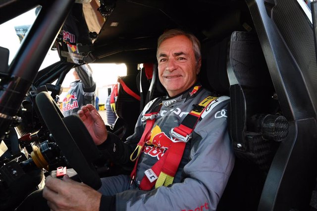 Carlos Sainz durante las verificaciones previas del Rally Dakar 2023