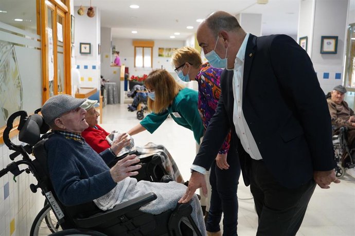 El presidente de la Diputación de Segovia, Miguel Ángel de Vicente, durante su visita a los centros residenciales.