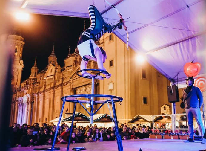 La artista Sara Twister actúa en la plaza del Pilar con sus acrobacias con tiro al arco