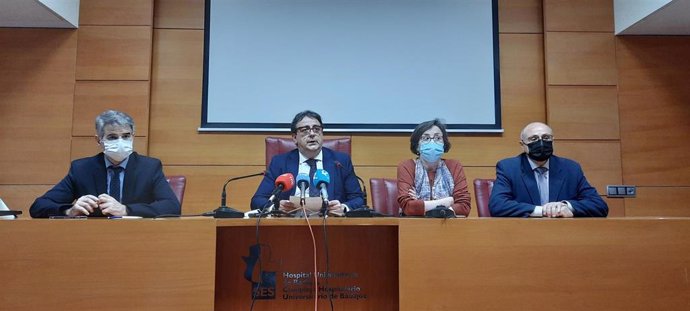 El vicepresidente segundo de la Junta y consejero de Sanidad, José Maria Vergeles, informa sobre los nuevos equipos de alta tecnología con los que contará Extremadura