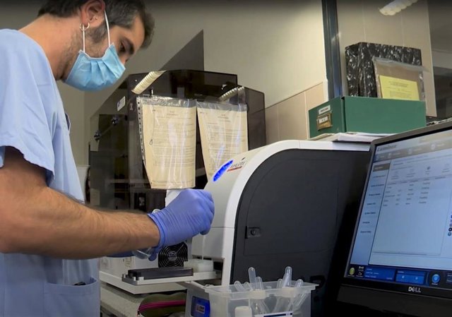 Sanidad monitoriza hasta 700 muestras semanales de COVID, gripe y otros virus respiratorios que afectan a personas adultas y menores para prevenir posibles epidemias