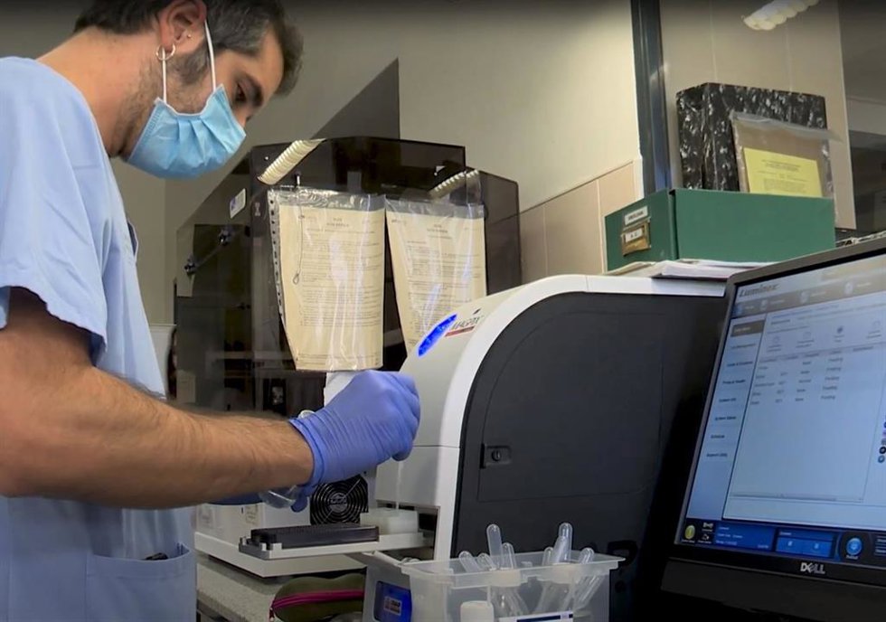 Sanidad monitoriza hasta 700 muestras semanales de COVID, gripe y otros virus respiratorios que afectan a personas adultas y menores para prevenir posibles epidemias