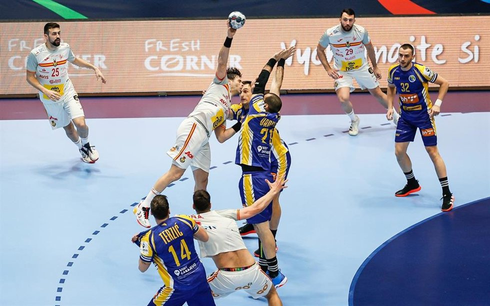 Archivo - Antonio García intenta el lanzamiento ante la defensa de Bosnia-Herzegovina en el Europeo de Balonmano de 2022