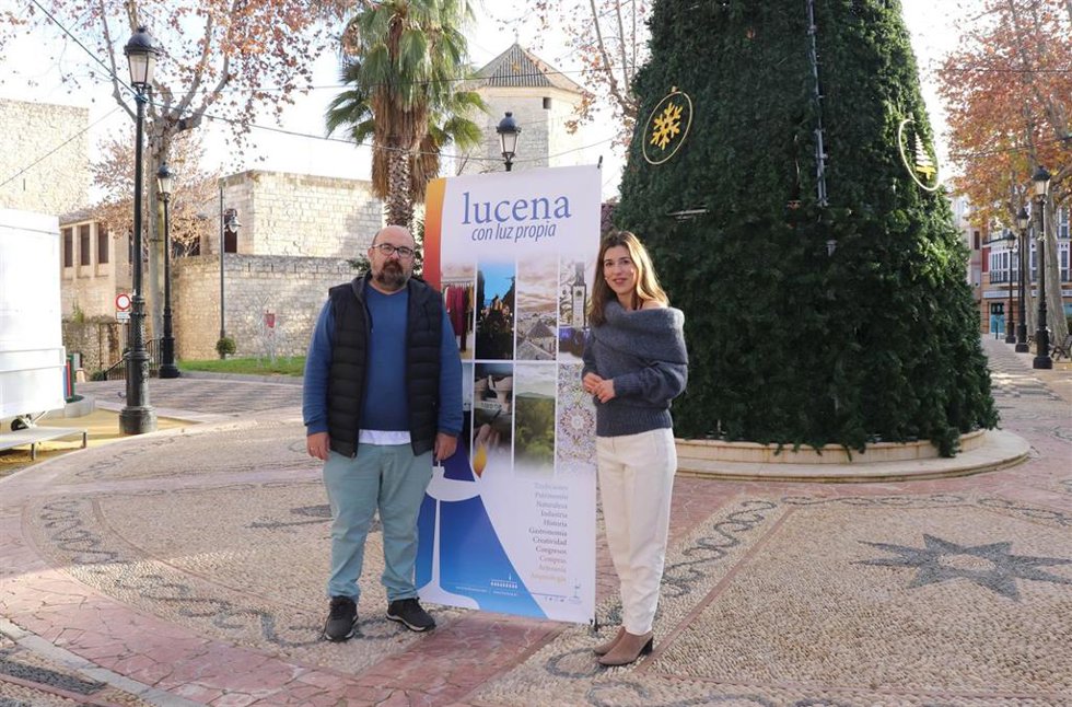 Autoridades en la presentación del Roscón de Reyes Gigante Ciudad de Lucena.