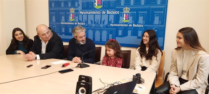 El concejal de Ferias y Fiestas del Ayuntamiento de Badajoz presenta a los pregoneros del Carnavla 2023