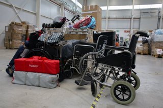 Archivo - Varias sillas de ruedas y otros enseres preparados para ser enviados hacia Ucrania, en el Centro Logístico del Hospital de Emergencias Enfermera Isabel Zendal, a 24 de marzo de 2022, en Madrid (España). Transfesa Logistics y DB Cargo han organiz