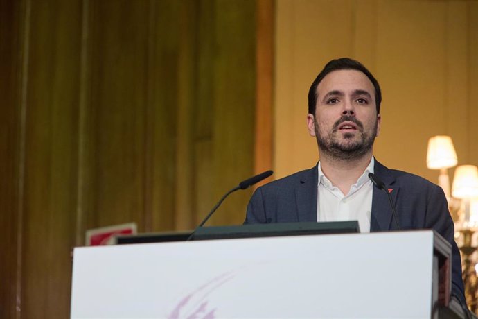 Archivo - El ministro de Consumo y líder de IU, Alberto Garzón, interviene en la entrega de la XV edición de los Premios Estrategia NAOS otorgados por la Agencia Española de Seguridad Alimentaria y Nutrición (AESAN), a 28 de noviembre de 2022, en Madrid