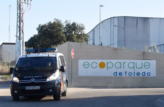 Un furgón de la Policía Nacional en el vertedero Ecoparque de Toledo donde se busca al segundo de los dos primos menores desaparecidos, a 27 de diciembre de 2022, en Toledo, Castilla La Mancha (España). 