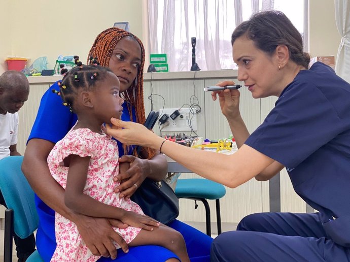 Una optometrista durante la actividad en África.