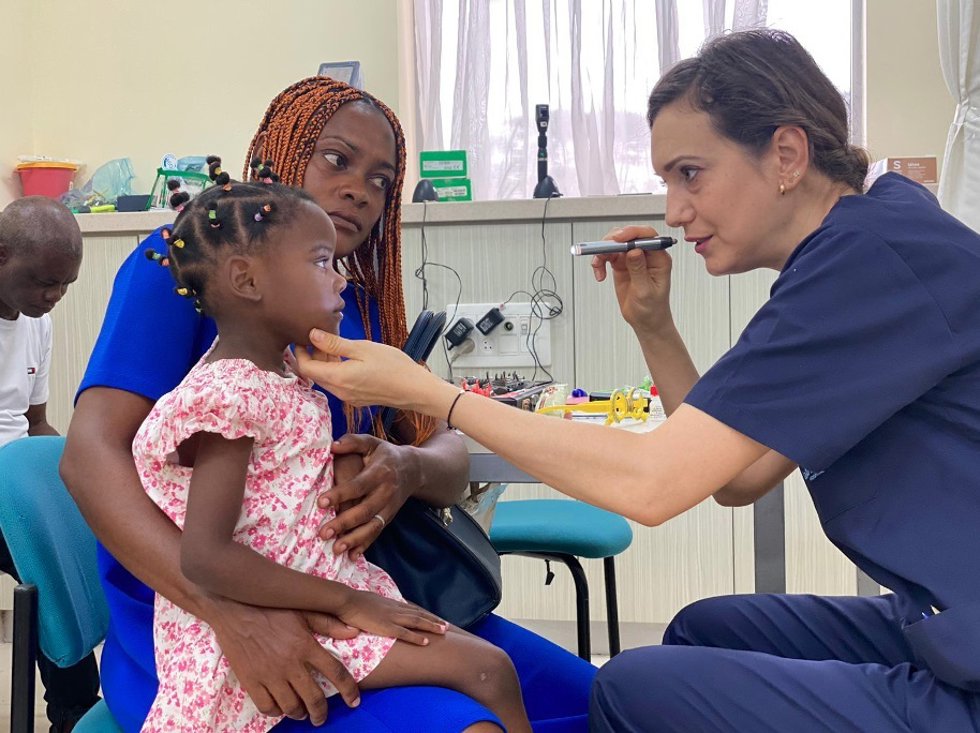 Una optometrista durante la actividad en África.