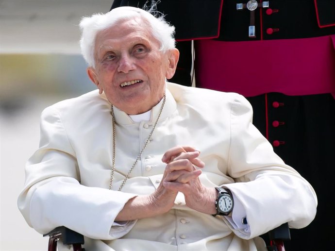 Archivo - FILED - 22 June 2020, Bavaria, Freising: Pope Emeritus Benedict XVI arrives at the airport for his return flight to the Vatican. Pope Emeritus Benedict XVI is "very ill," according to his successor Francis. Photo: Sven Hoppe/dpa-Pool/dpa