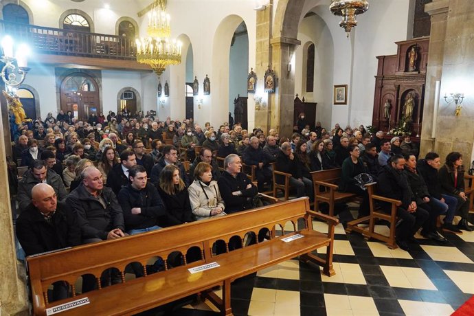 Allegados y familiares en el funeral de las víctimas del accidente de autobús ocurrido en Cerdedo-Cotobade la pasada Nochebuena, en la iglesia de Santa María das Dores, a 30 de diciembre de 2022, en Lalín, Pontevedra