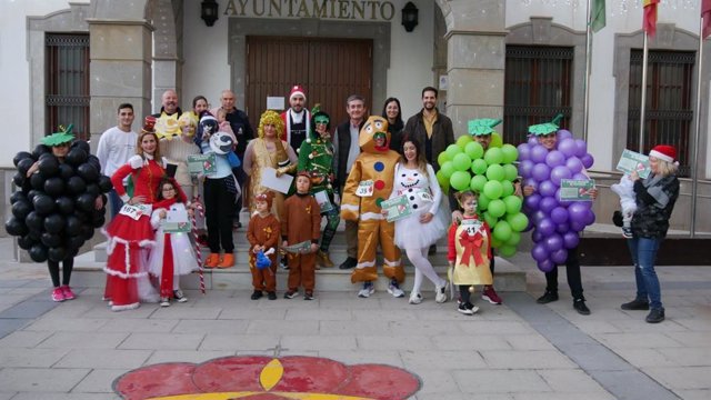 Más de 300 participantes disfrutan de la I Carrera Navideña de Disfraces de Adra