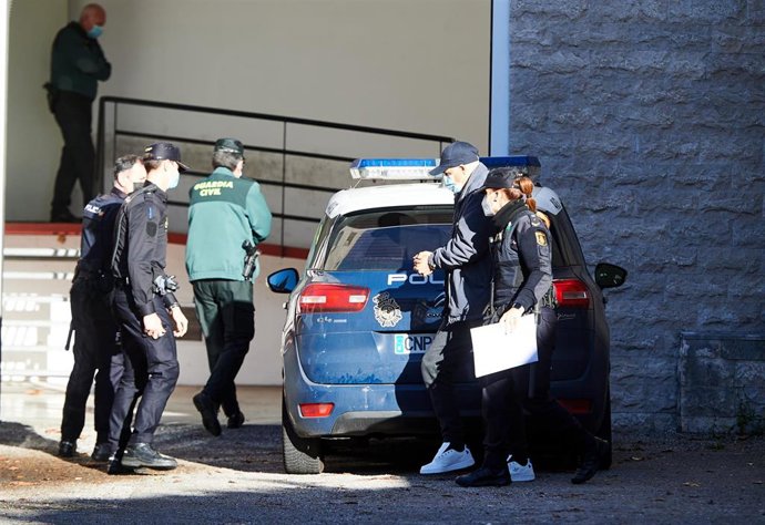Archivo - Foto de archivo. El detenido por el doble crimen de Liaño a su llegada el pasado febrero al juzgado para declarar por el presunto crimen de su expareja de 40 años y su bebé de once meses