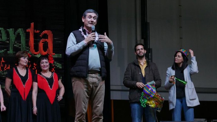 Los mayores de Adra disfrutan de una Verbena de Navidad con baile