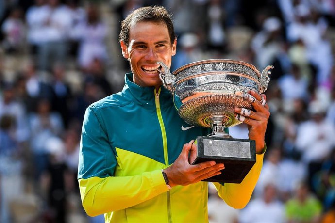 Archivo - Rafael Nadal muerde el trofeo de campeón de Roland Garros 2022