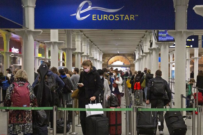 Archivo - 17 December 2021, United Kingdom, London: People travelling to France are seen at St Pancras Station ahead of the introduction of tougher rules for visitors from the UK in an attempt to counter the spread of the Omicron variant of coronavirus.