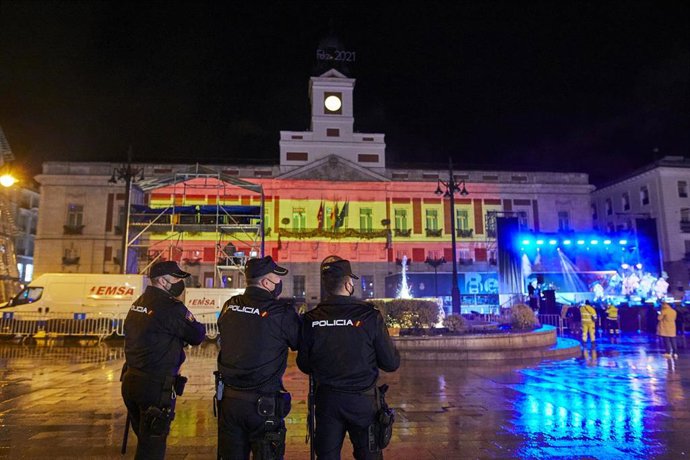 Archivo - Tres policías nacionales observan el concierto de Nacho Cano en la Puerta del Sol, en Madrid (España), a 31 de diciembre de 2020. 