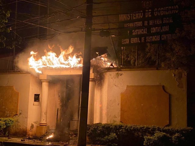La jornada de paro organizada por la oposición de Bolivia cierra con violencia y destrozos en la ciudad de Santa Cruz Las oficinas de Sustancias Controladas en la ciudad de Santa Cruz fueron incendiadas.