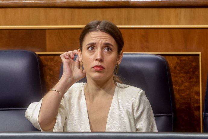 La ministra de Igualdad, Irene Montero, durante la sesión plenaria en el Congreso de los Diputados, a 22 de diciembre de 2022, en Madrid (España). 