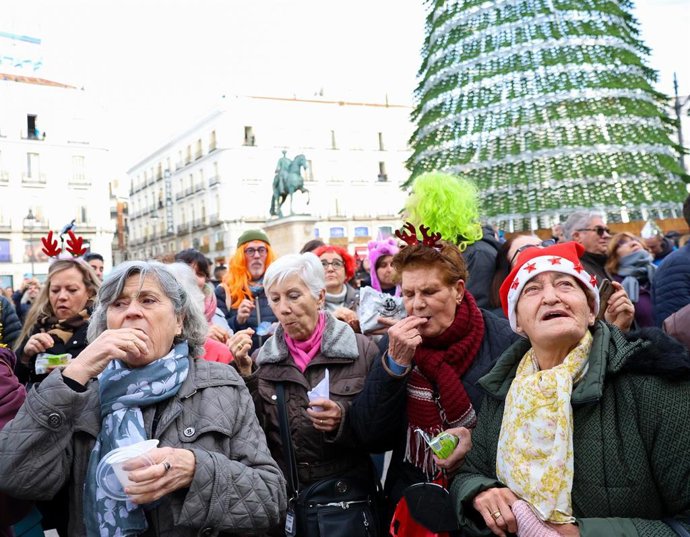 Varias personas toman las Preuvas en la Puerta del Sol, a 30 de diciembre de 2022.