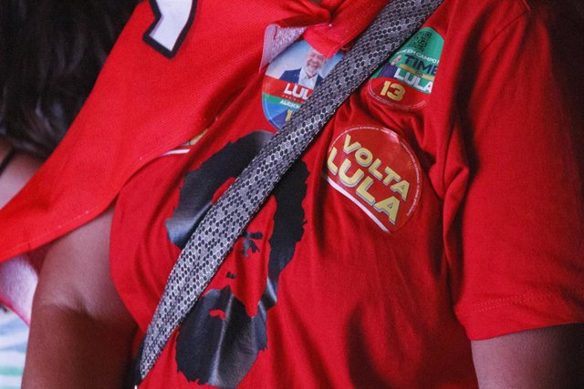 Archivo - Seguidores de Luiz Inácio Lula da Silva celebran su victoria en Río de Janeiro