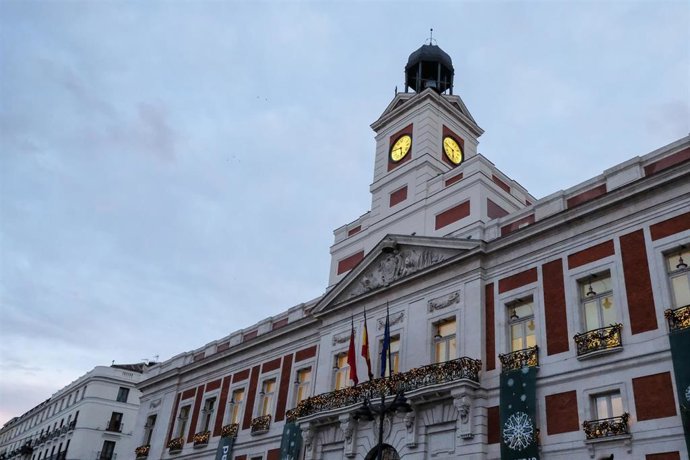 Archivo - Reloj de la Puerta del Sol o Reloj de Gobernación en lo alto de la Casa de Correos 