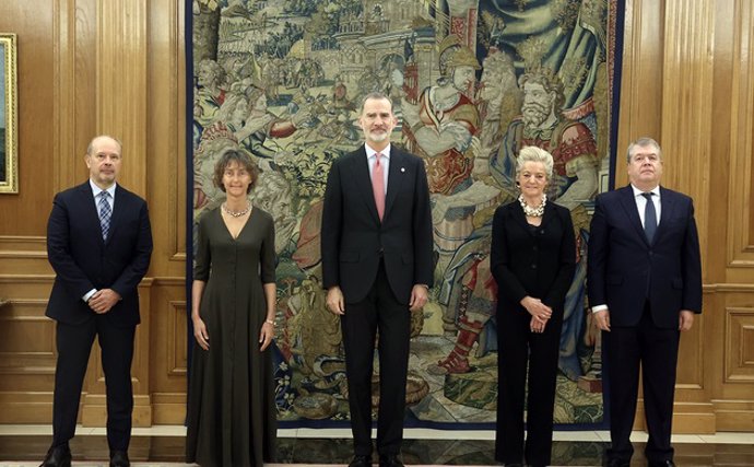 Su Mejestad el Rey junto a los nuevos magistrados del Tribunal Constitucional, Juan Carlos Campo, Laura Díez Bueso, María Luisa Segoviano y César Tolosa Tribiño.